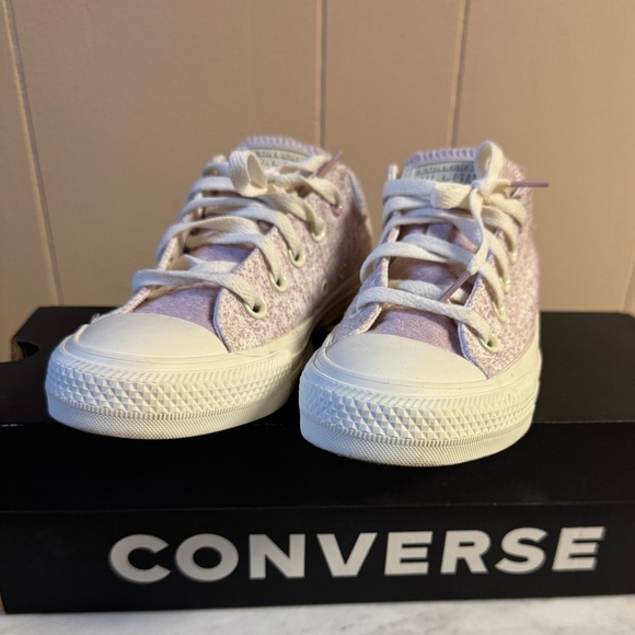 Like NEW Pink Converse all star women’s size 5 - worn once - Picture 2 of 8